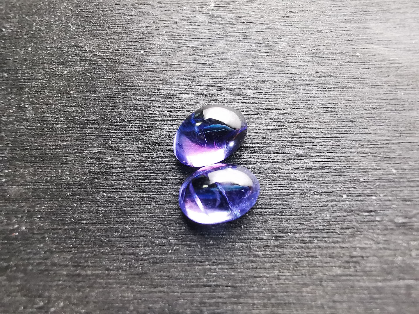 Coppia di Tanzaniti taglio ovale cabochon 1,81 ct
