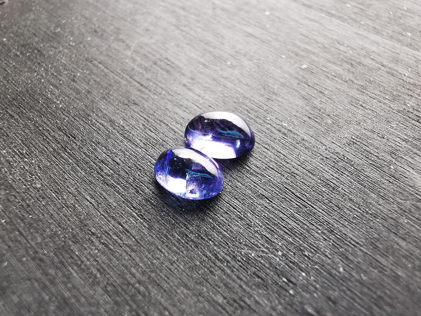 Coppia di Tanzaniti taglio ovale cabochon 1,81 ct