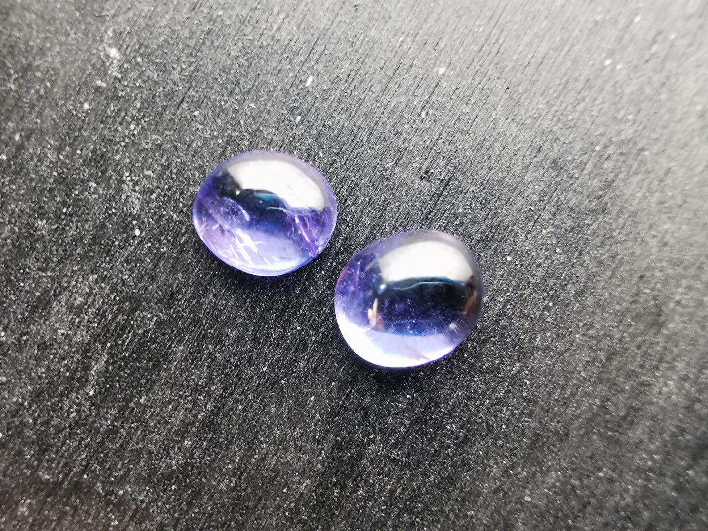 Coppia di Tanzaniti taglio ovale cabochon 2,25 ct