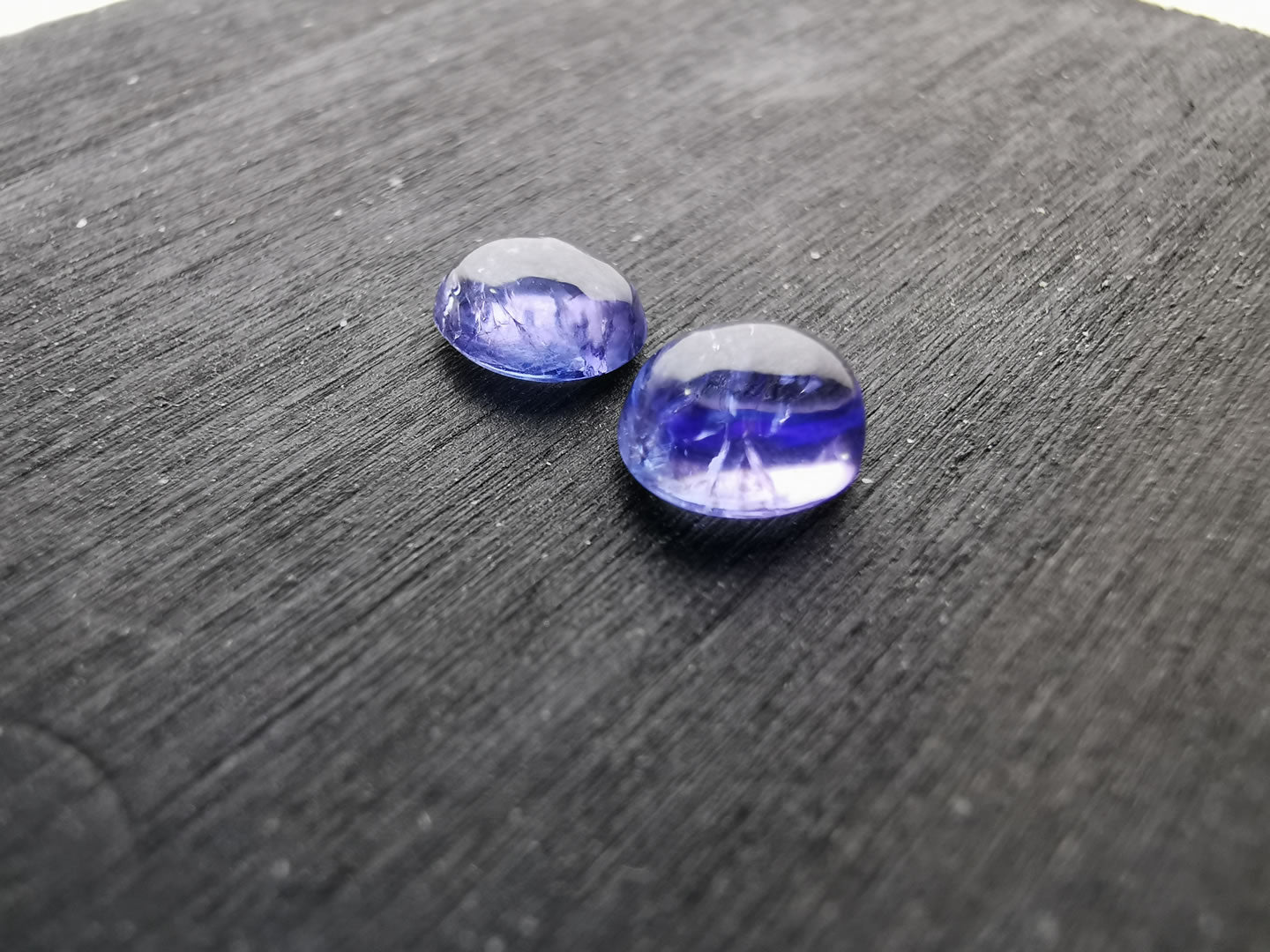 Coppia di Tanzaniti taglio ovale cabochon 2,25 ct