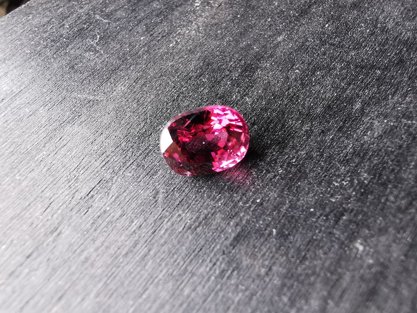 Granato Rodolite taglio ovale 2,50 ct