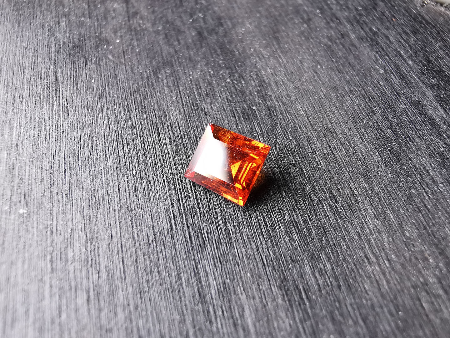 Granato Spessartina taglio carrè 0,99 ct
