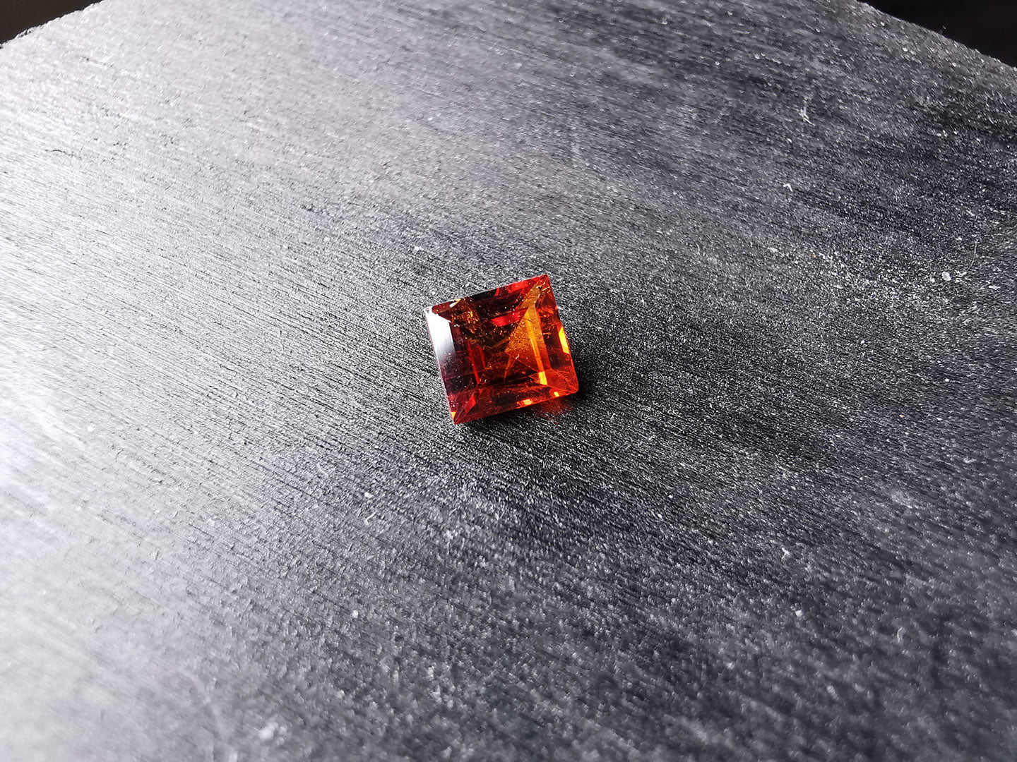 Granato Spessartina taglio carrè 0,99 ct