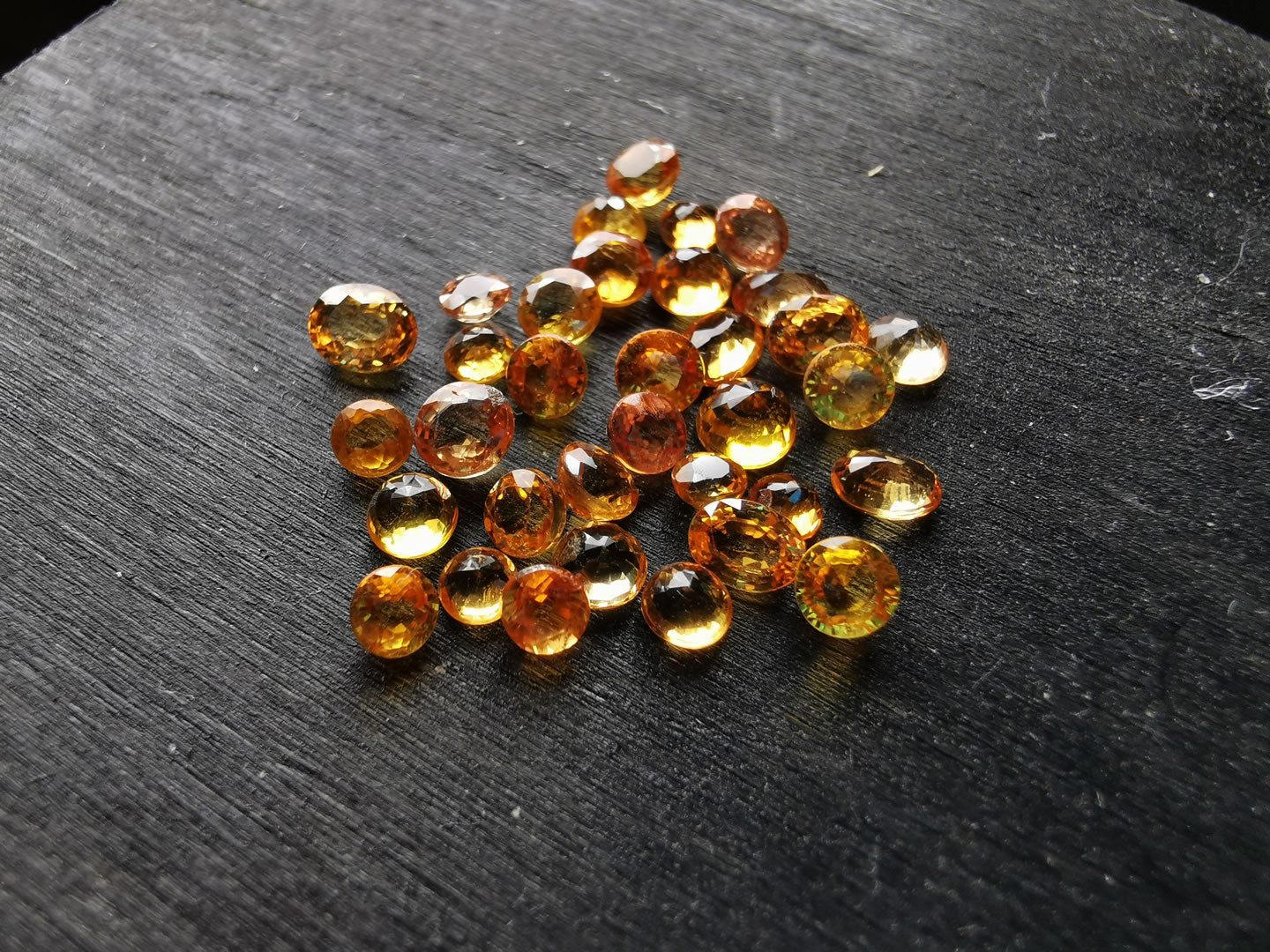 Zaffiri arancio taglio rotondo 7,01 ct totali