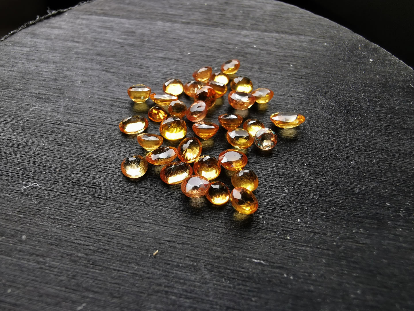 Zaffiri arancio taglio rotondo 7,01 ct totali
