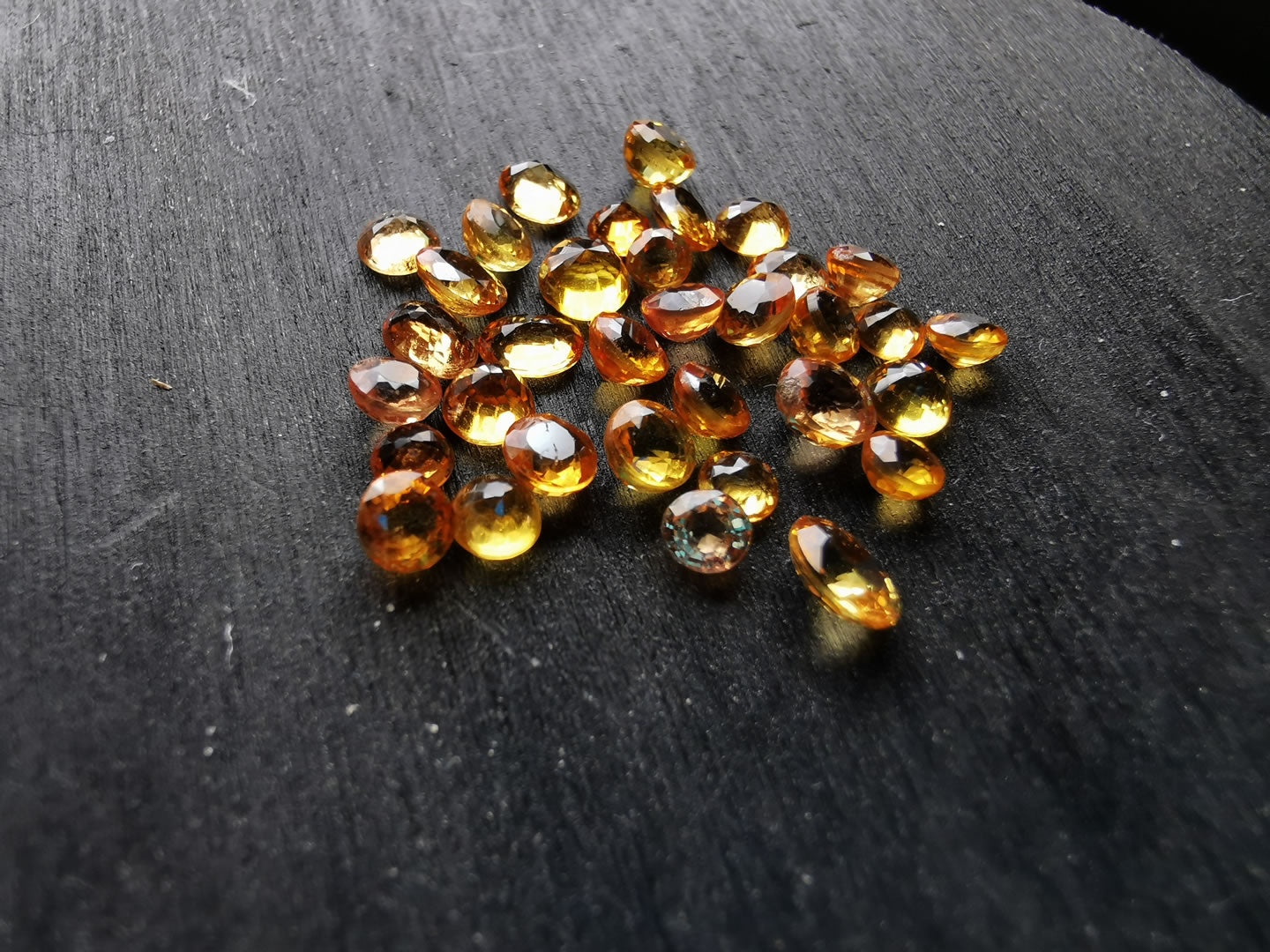 Zaffiri arancio taglio rotondo 7,01 ct totali