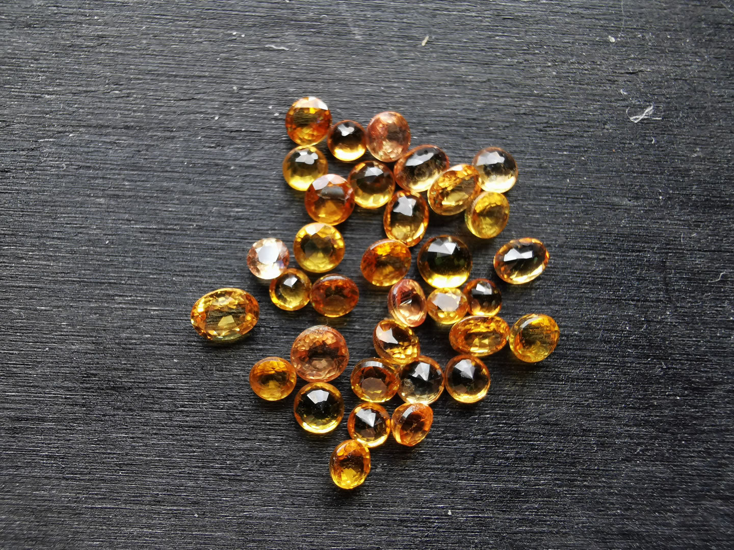Zaffiri arancio taglio rotondo 7,01 ct totali