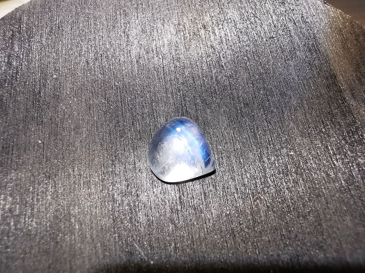 Labradorite varietà rainbow moonstone taglio goccia cabochon 2,68 ct
