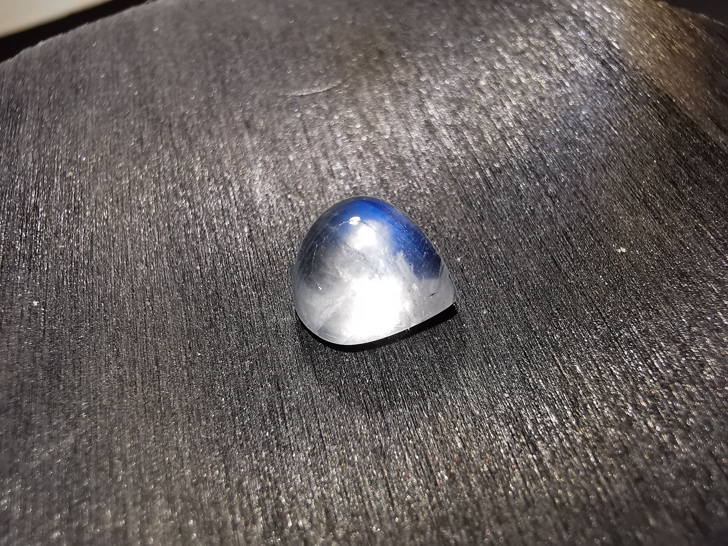 Labradorite varietà rainbow moonstone taglio goccia cabochon 2,68 ct