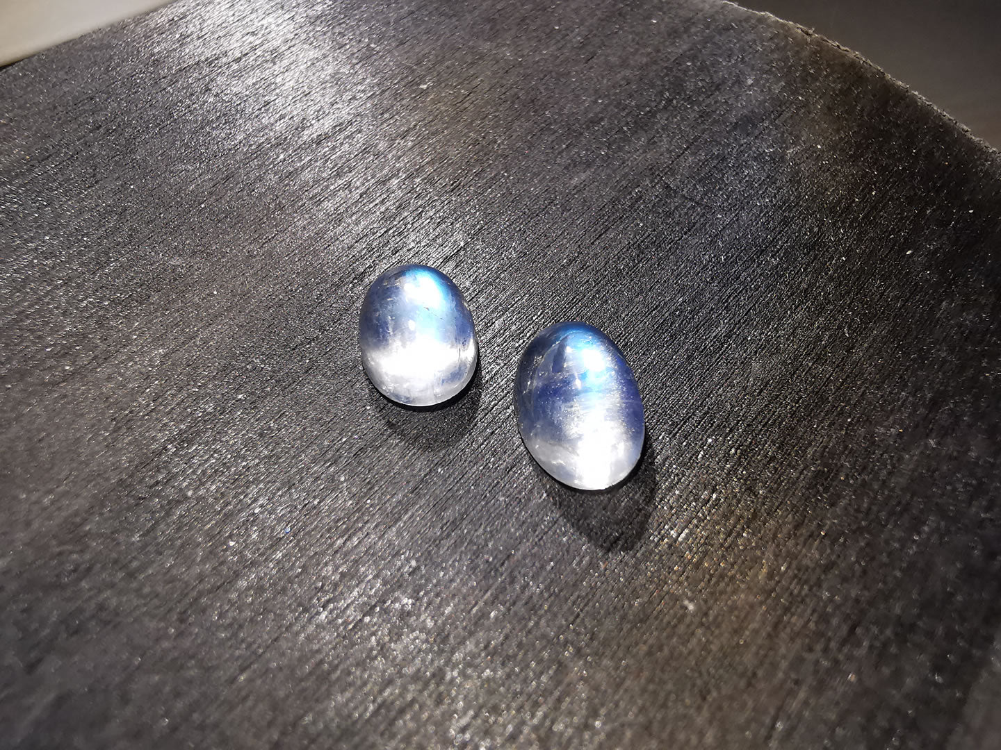Coppia di Labradoriti varietà rainbow moonstone taglio ovale cabochon 2,79 ct totali