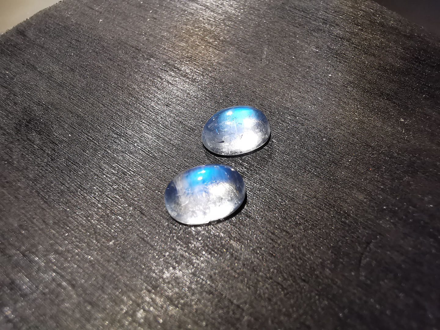 Coppia di Labradoriti varietà rainbow moonstone taglio ovale cabochon 2,79 ct totali