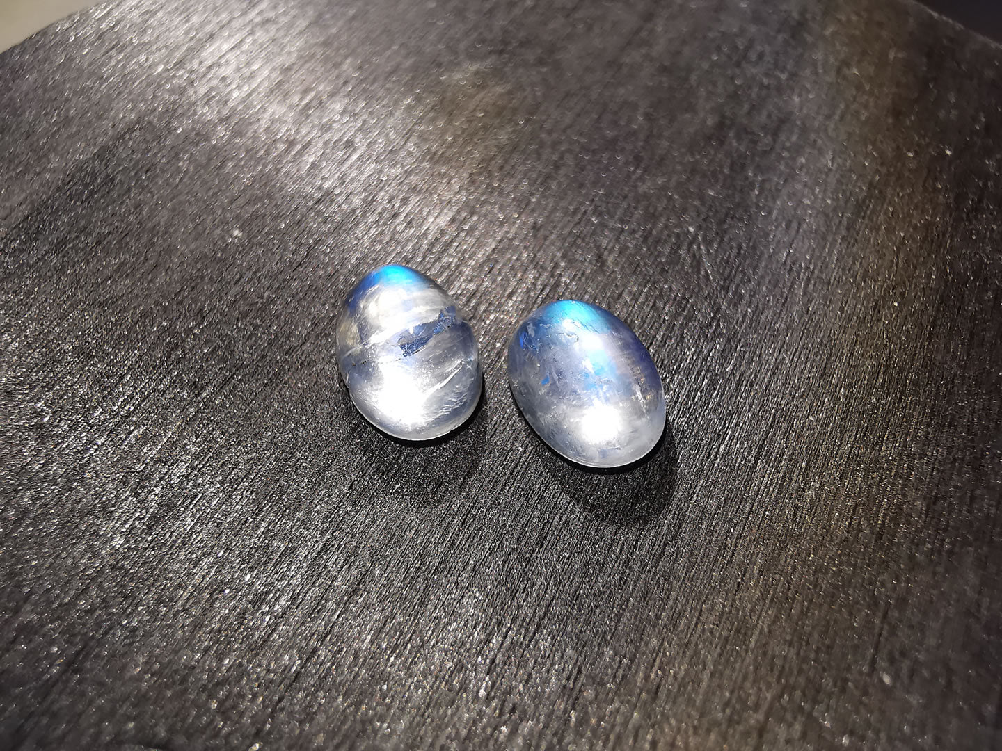 Coppia di Labradoriti varietà rainbow moonstone taglio ovale cabochon 2,79 ct totali