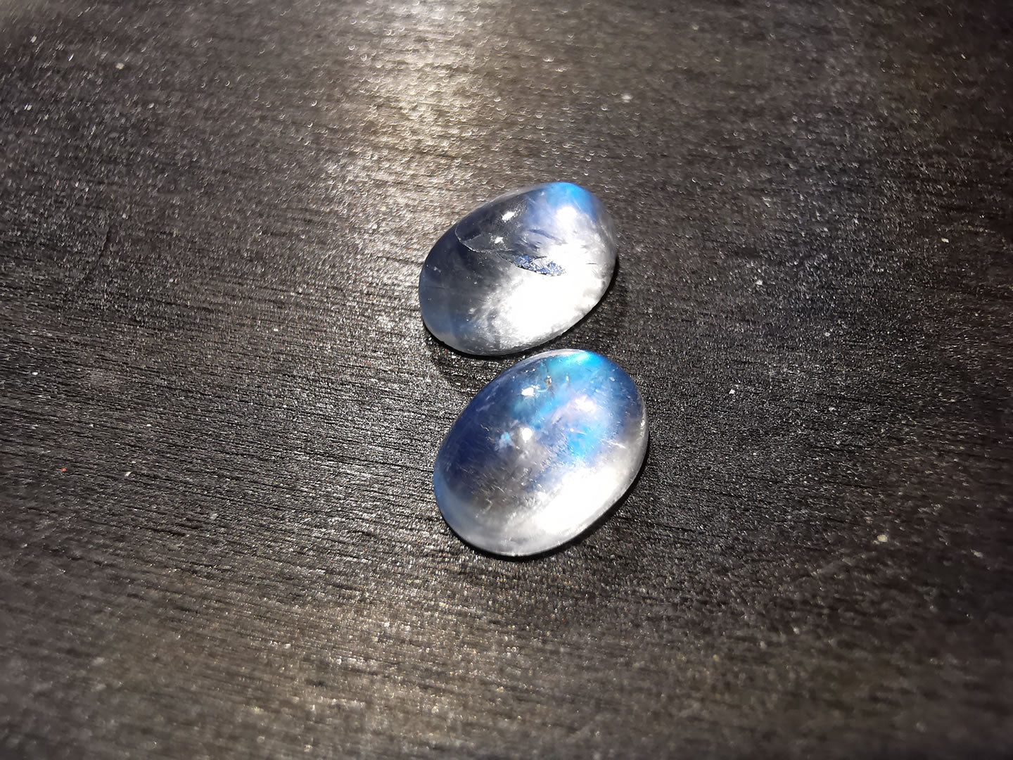 Coppia di Labradoriti varietà rainbow moonstone taglio ovale cabochon 2,79 ct totali
