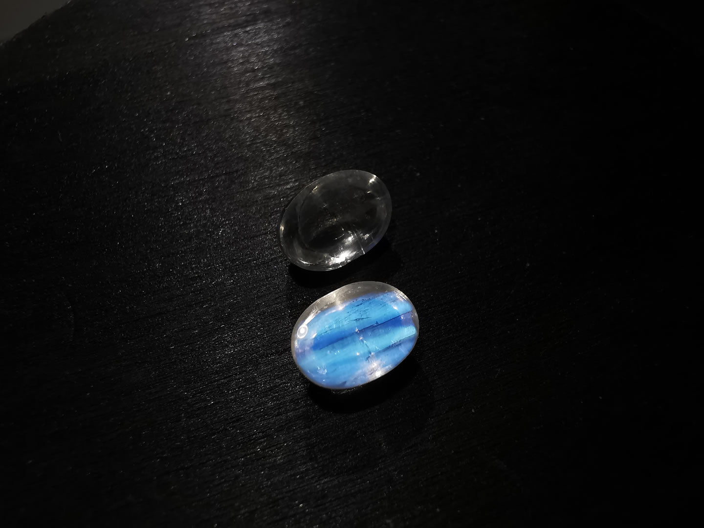 Coppia di Labradoriti varietà rainbow moonstone taglio ovale cabochon 2,79 ct totali