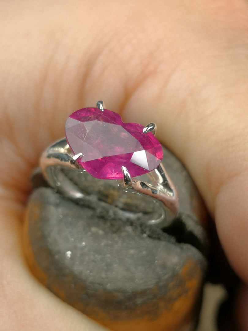 Solitario "NeroCraft" Custom in Argento con Rubino naturale trattato taglio cuore
