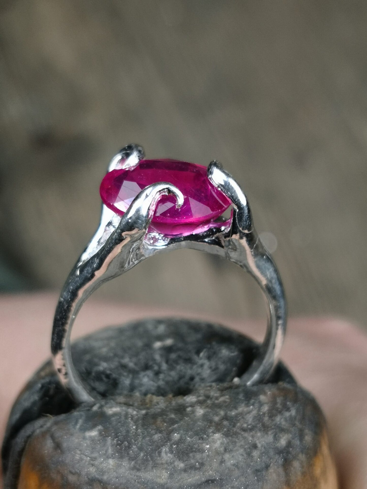 Anello "Mini Roots" con Rubino