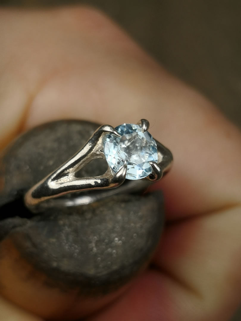Solitario in Argento con Topazio Blu Sky