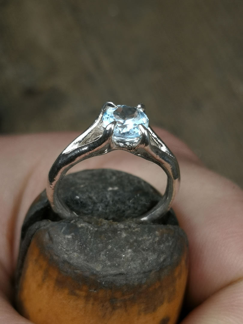 Solitario in Argento con Topazio Blu Sky