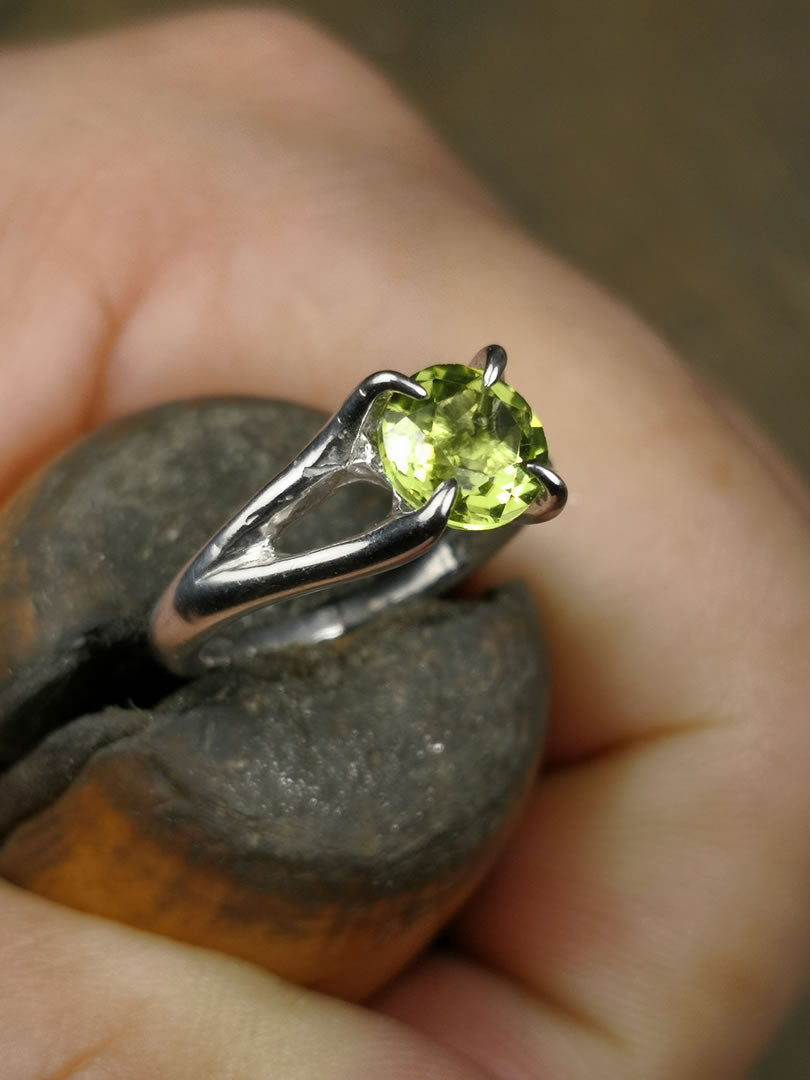 Solitario "Nero Craft" con Peridoto