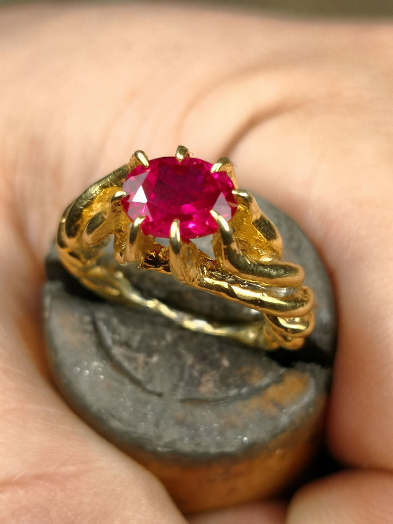 Anello "Torchon" in argento bagnato in oro giallo con Rubino Sintetico Ovale