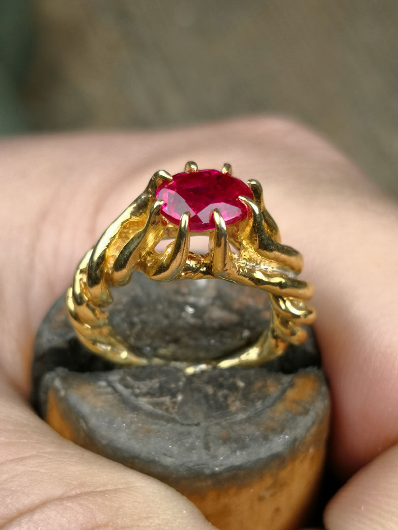 Anello "Torchon" in argento bagnato in oro giallo con Rubino Sintetico Ovale