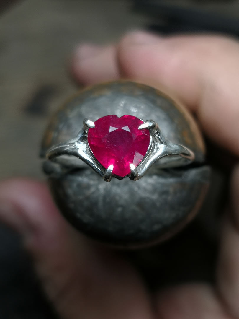 Solitario "Castone a Cuore" con Rubino Naturale taglio Cuore