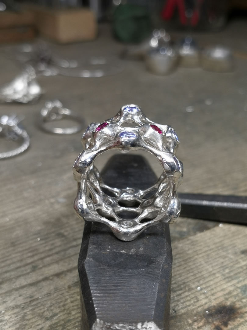 Fascia alta "NeuroBand" in Argento con Tanzaniti e Rodoliti