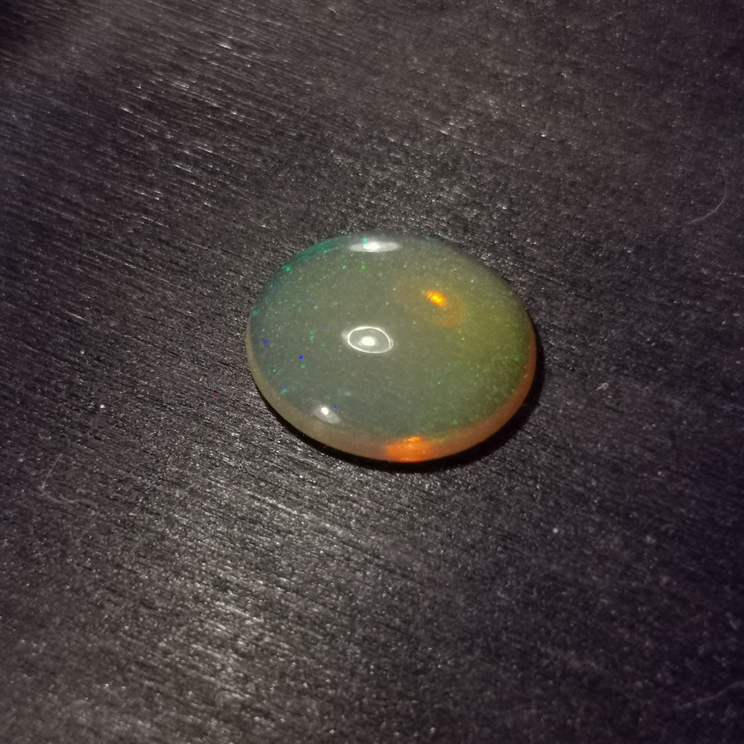 Opale taglio ovale cabochon 1,85 ct