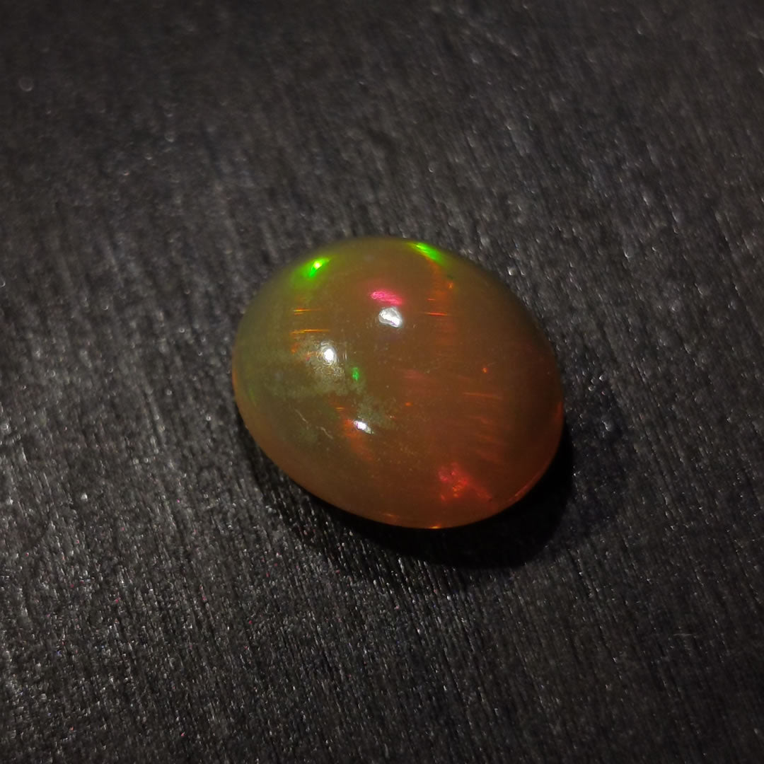 Opale taglio ovale cabochon 1,60 ct