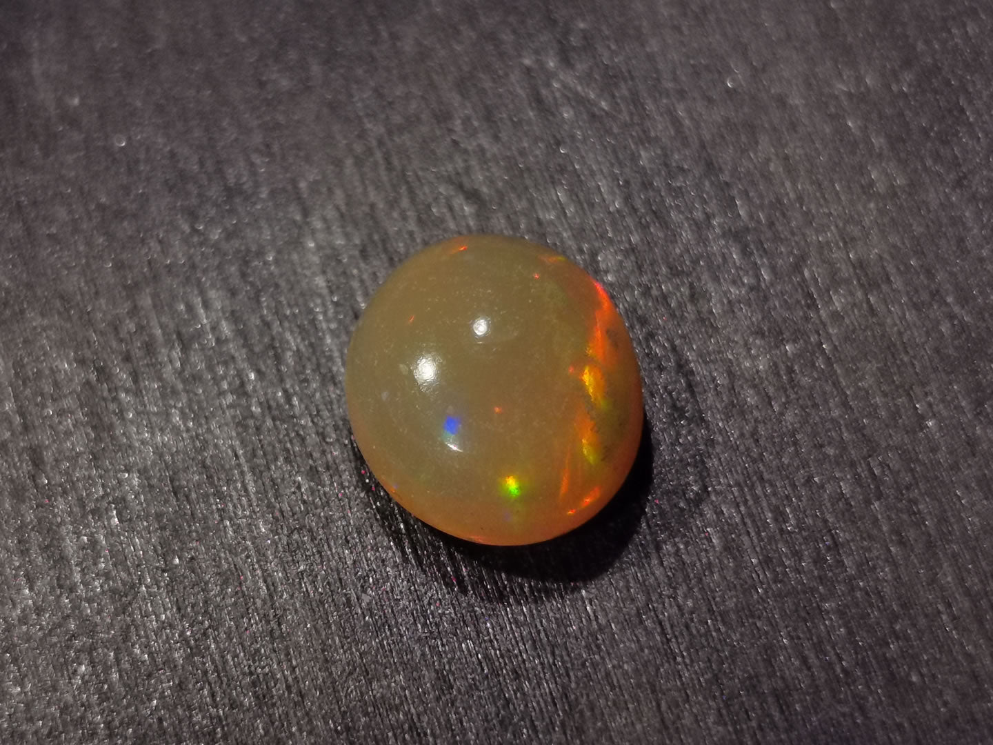Opale taglio ovale cabochon 1,60 ct
