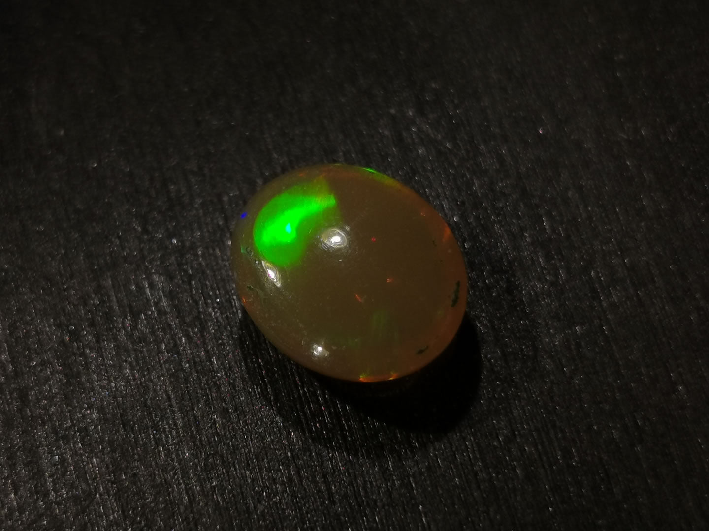 Opale taglio ovale cabochon 1,60 ct