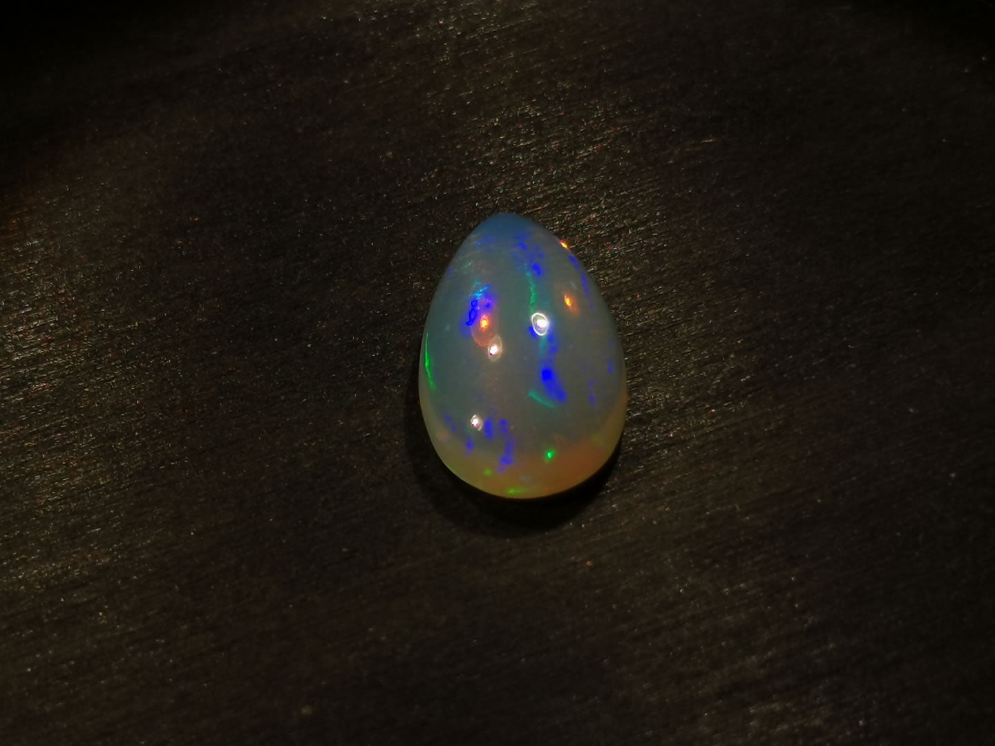 Opale taglio goccia cabochon 4,69 ct