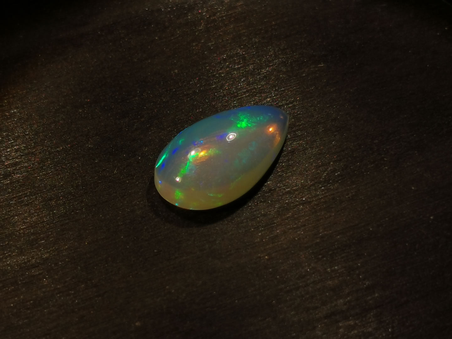 Opale taglio goccia cabochon 4,69 ct