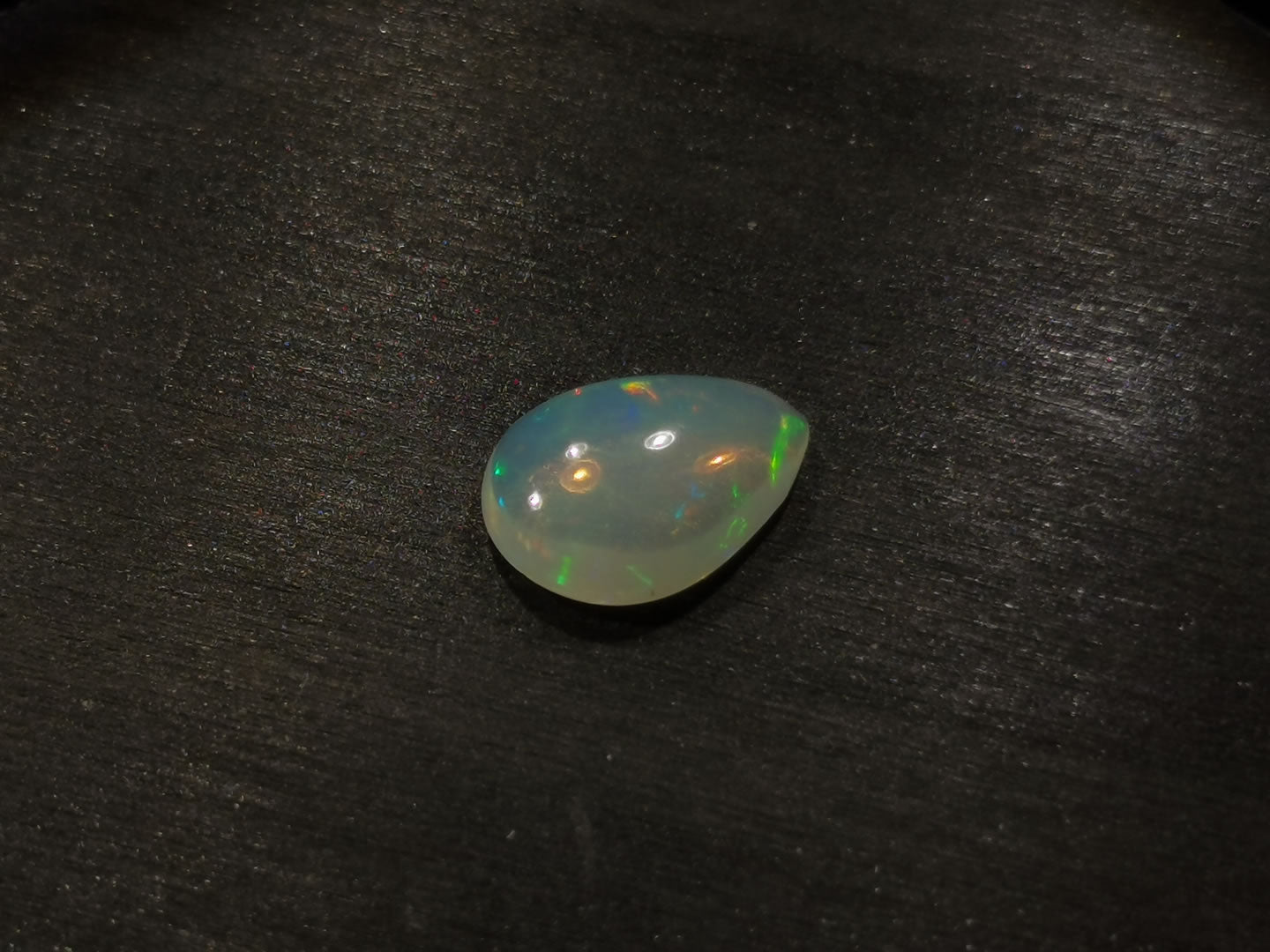 Opale taglio goccia cabochon 2,71 ct