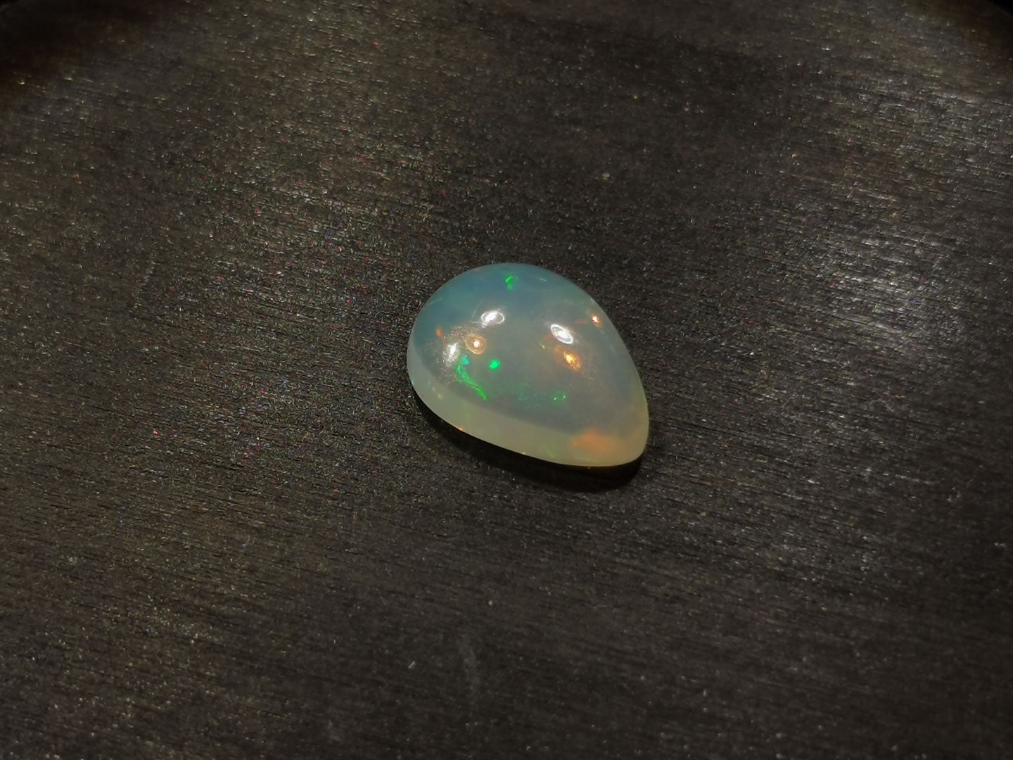 Opale taglio goccia cabochon 2,71 ct