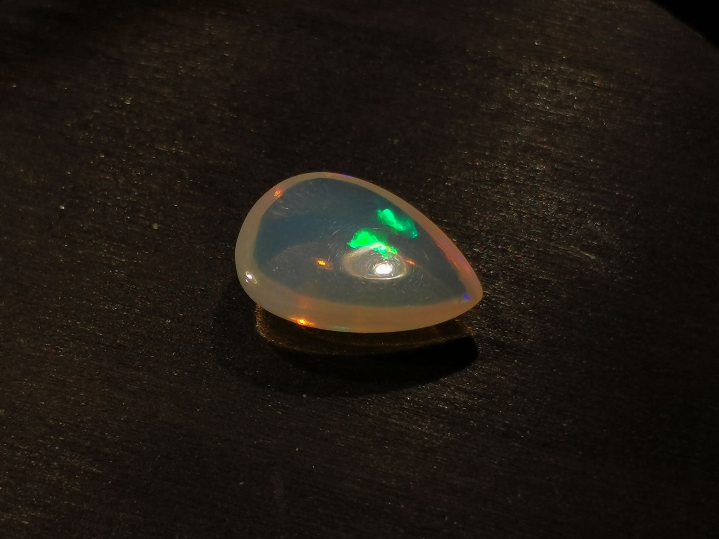 Opale taglio goccia cabochon 5,30 ct