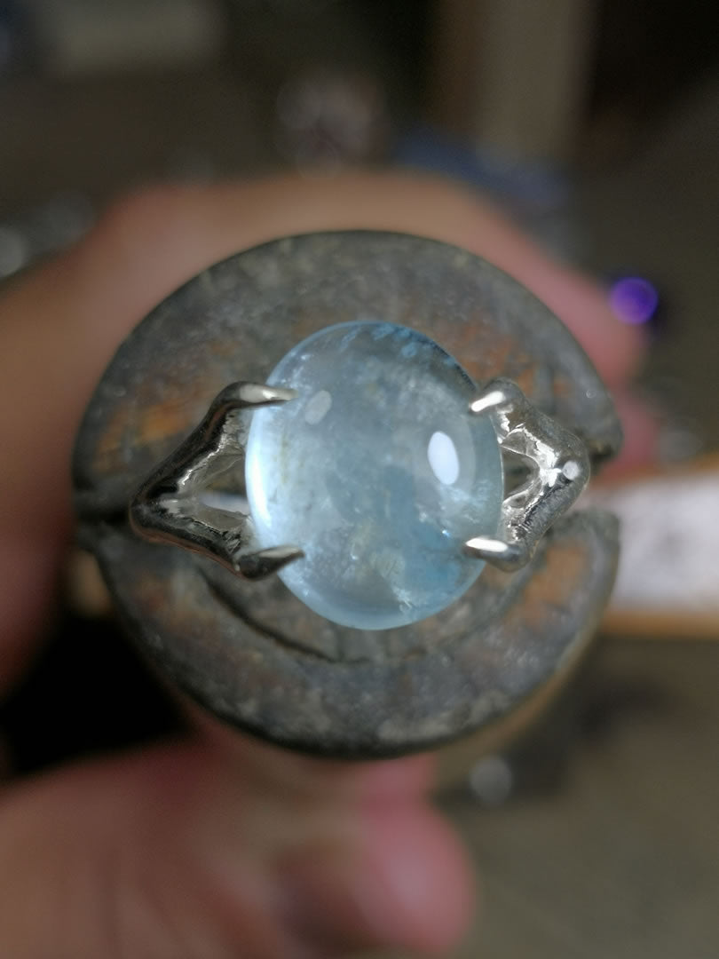 Anello "radici" con Acquamarina milky cabochon ovale