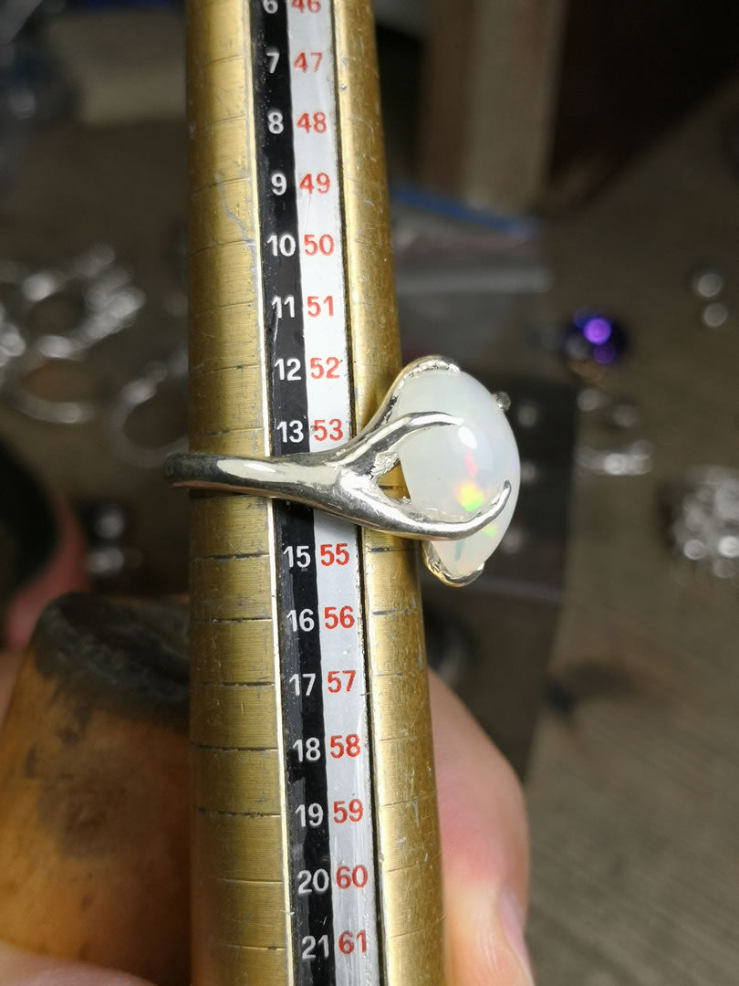 Anello "Radici" con Opale etiope taglio goccia cabochon