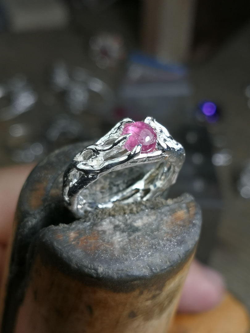 "BioBand" con Tormalina rosa cabochon