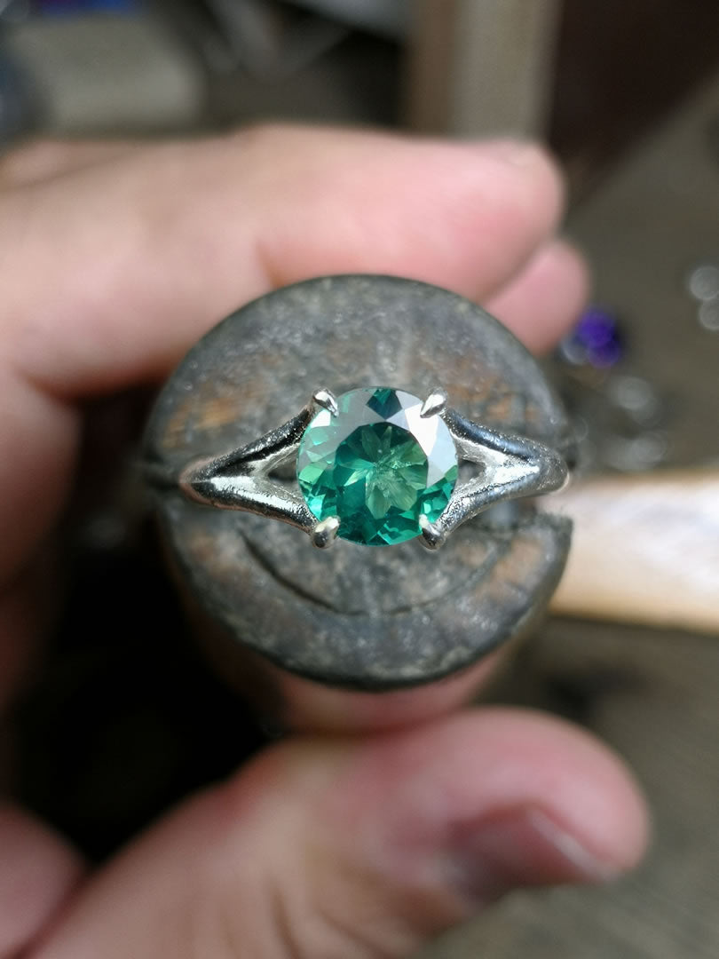 Solitario "NeroCraft" con Topazio verde