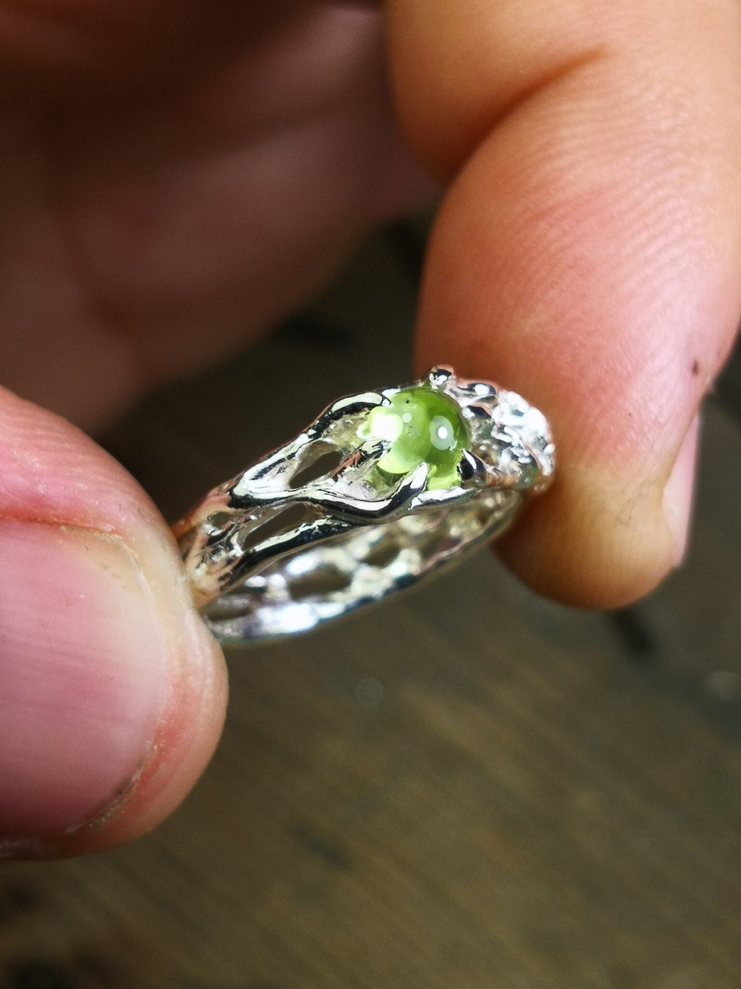 Anello "Bioband" con Peridoto Cabochon