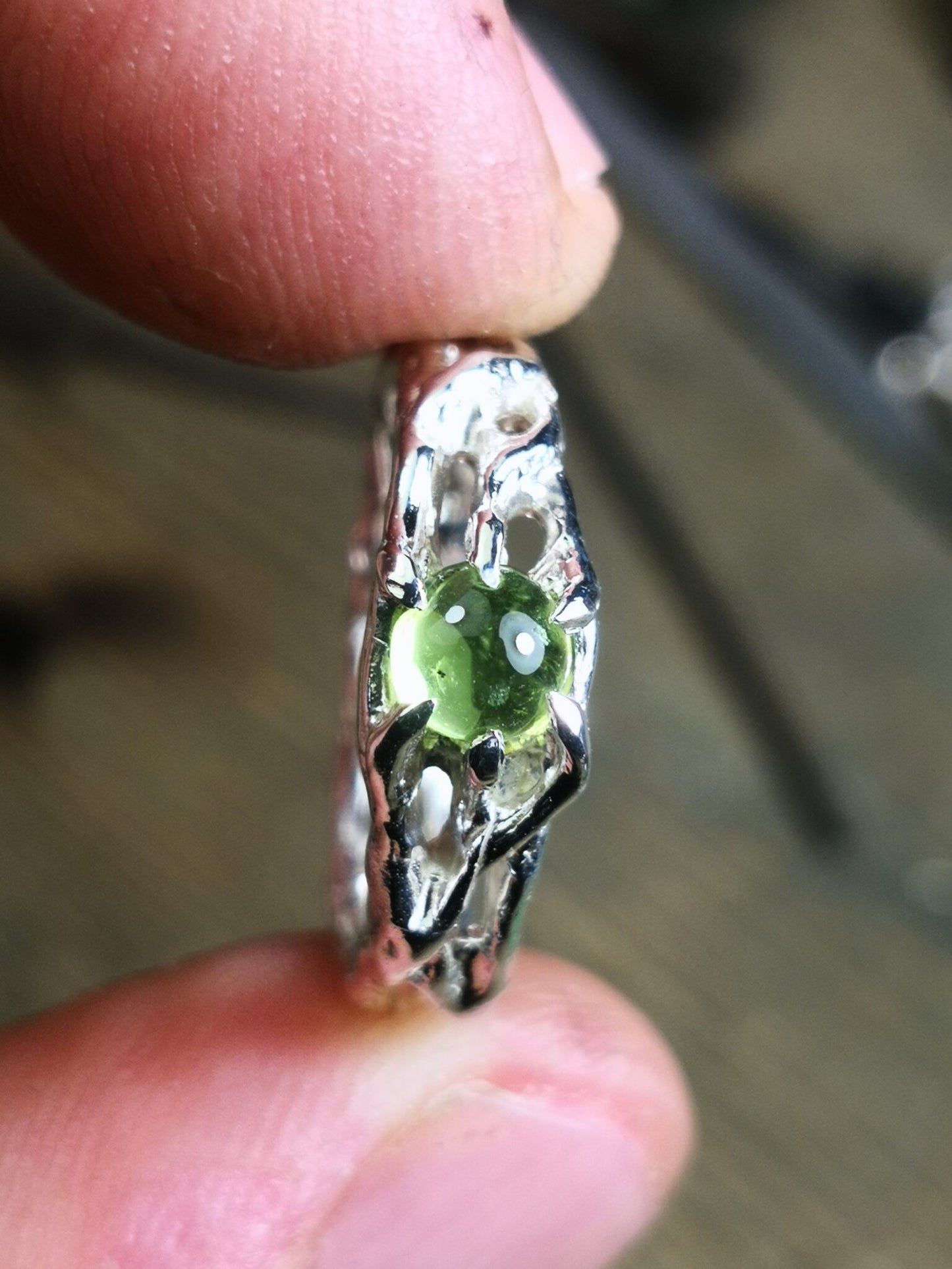 Anello "Bioband" con Peridoto Cabochon