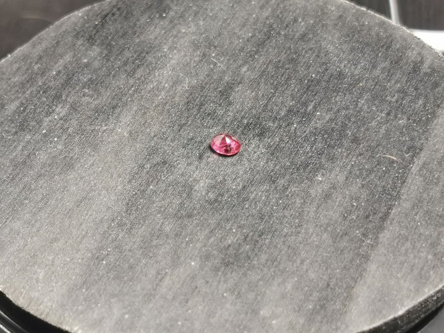 Rubino taglio ovale 0,32 ct