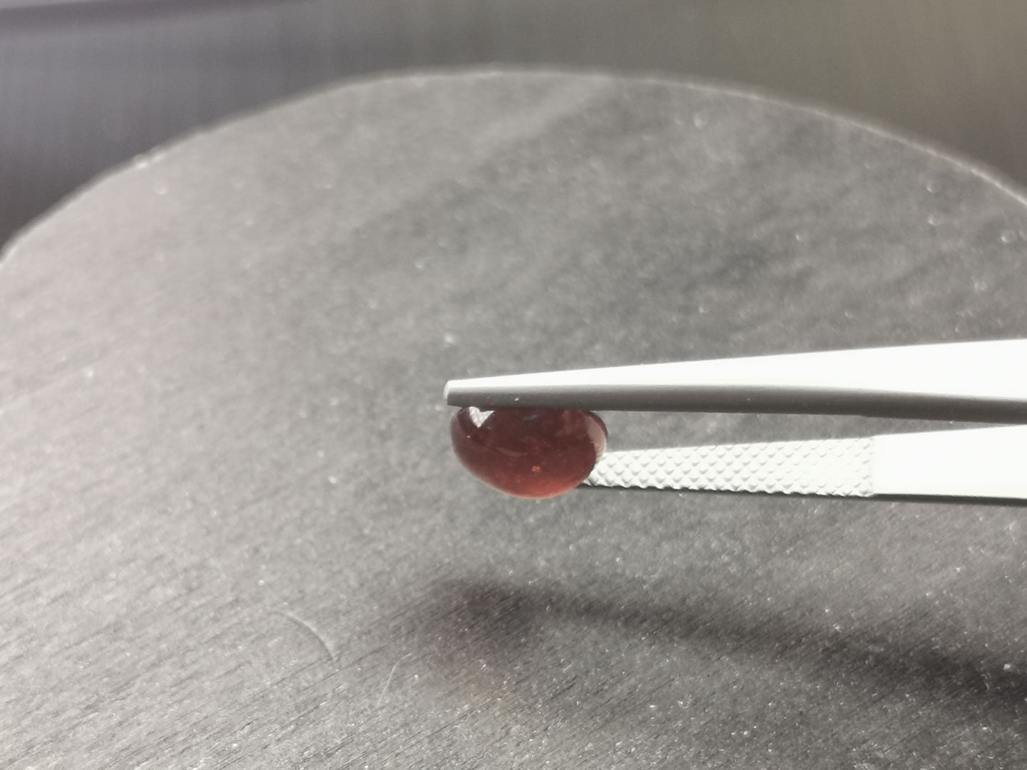 Granato Essonite taglio rotondo cabochon 2,57 ct
