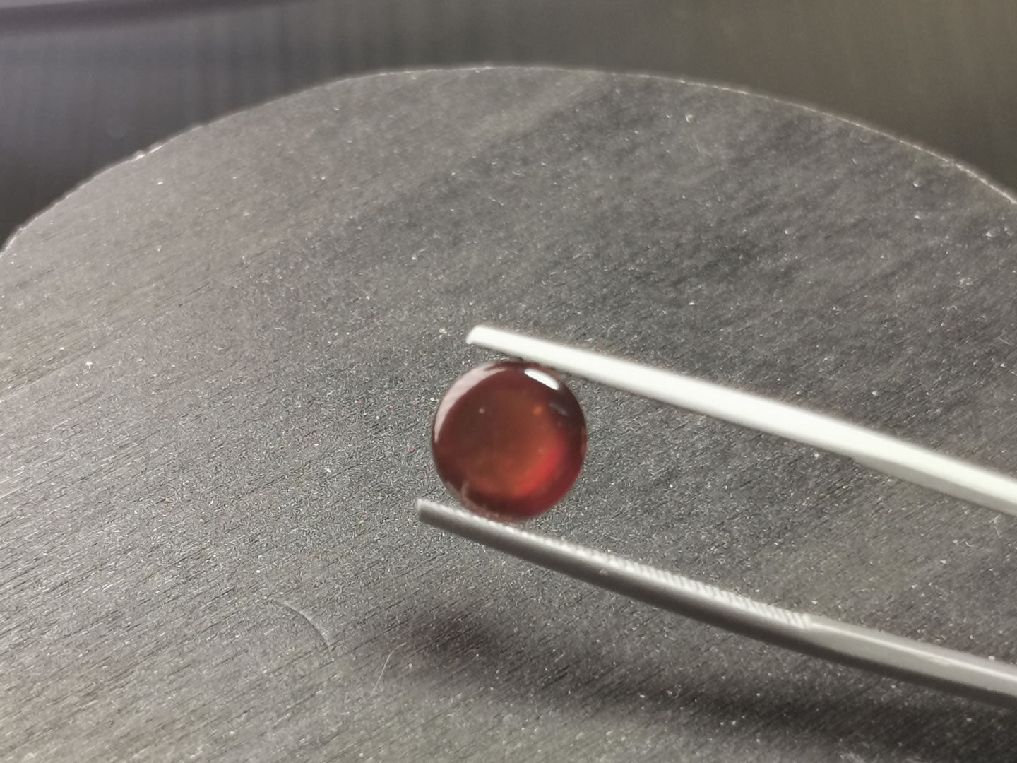 Granato Essonite taglio rotondo cabochon 2,57 ct