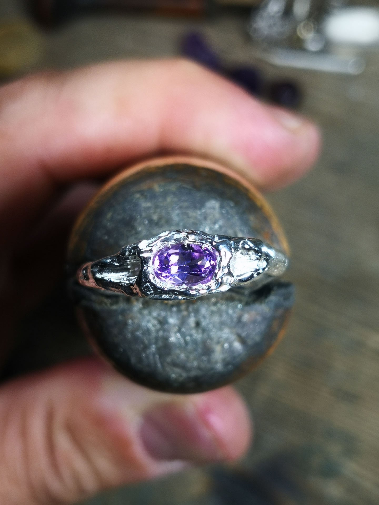 Anello "Ancient Roots" in Argento con Ametista Ovale