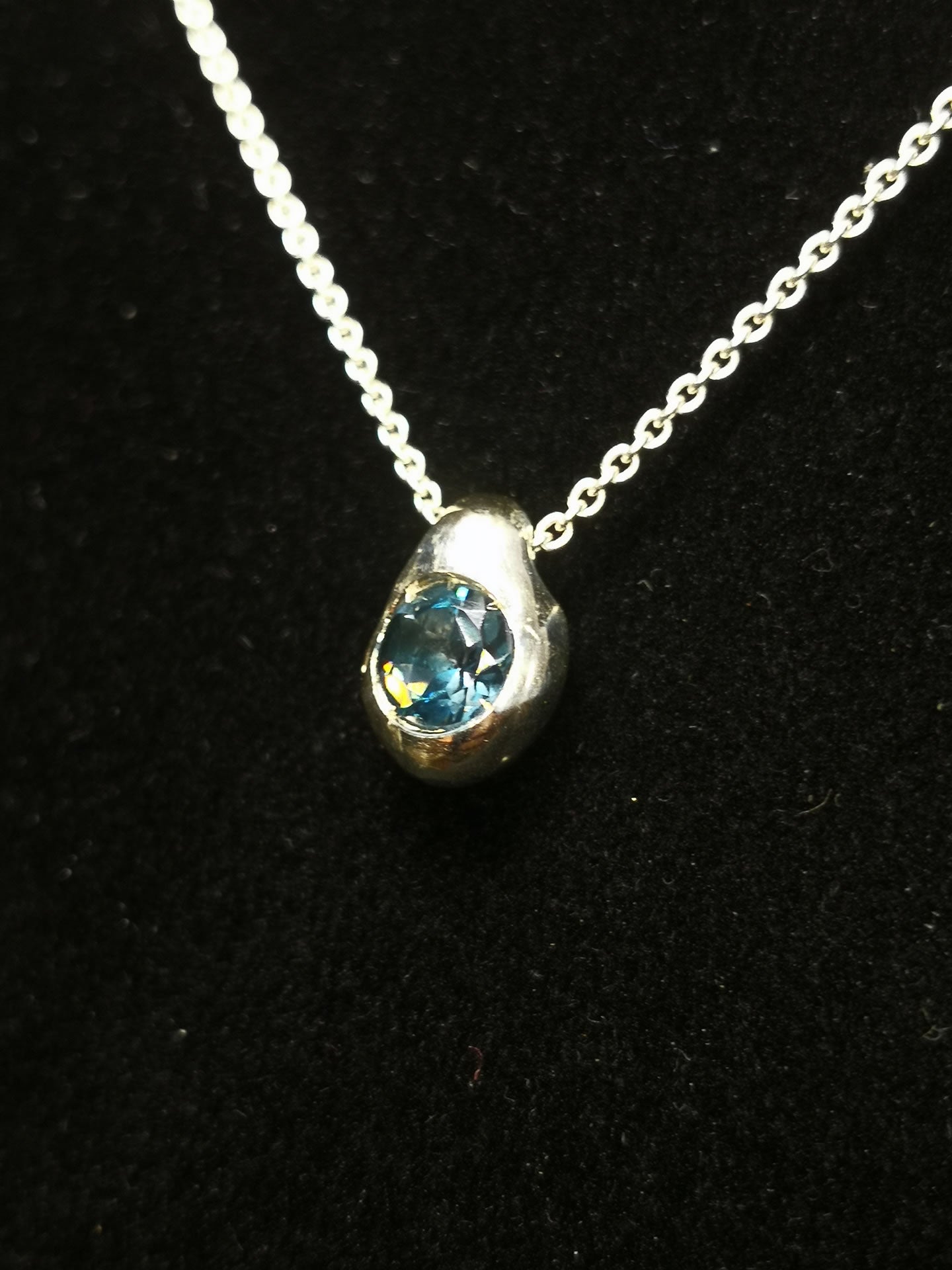 Ciottolo in Argento con Topazio London Blue Tondo