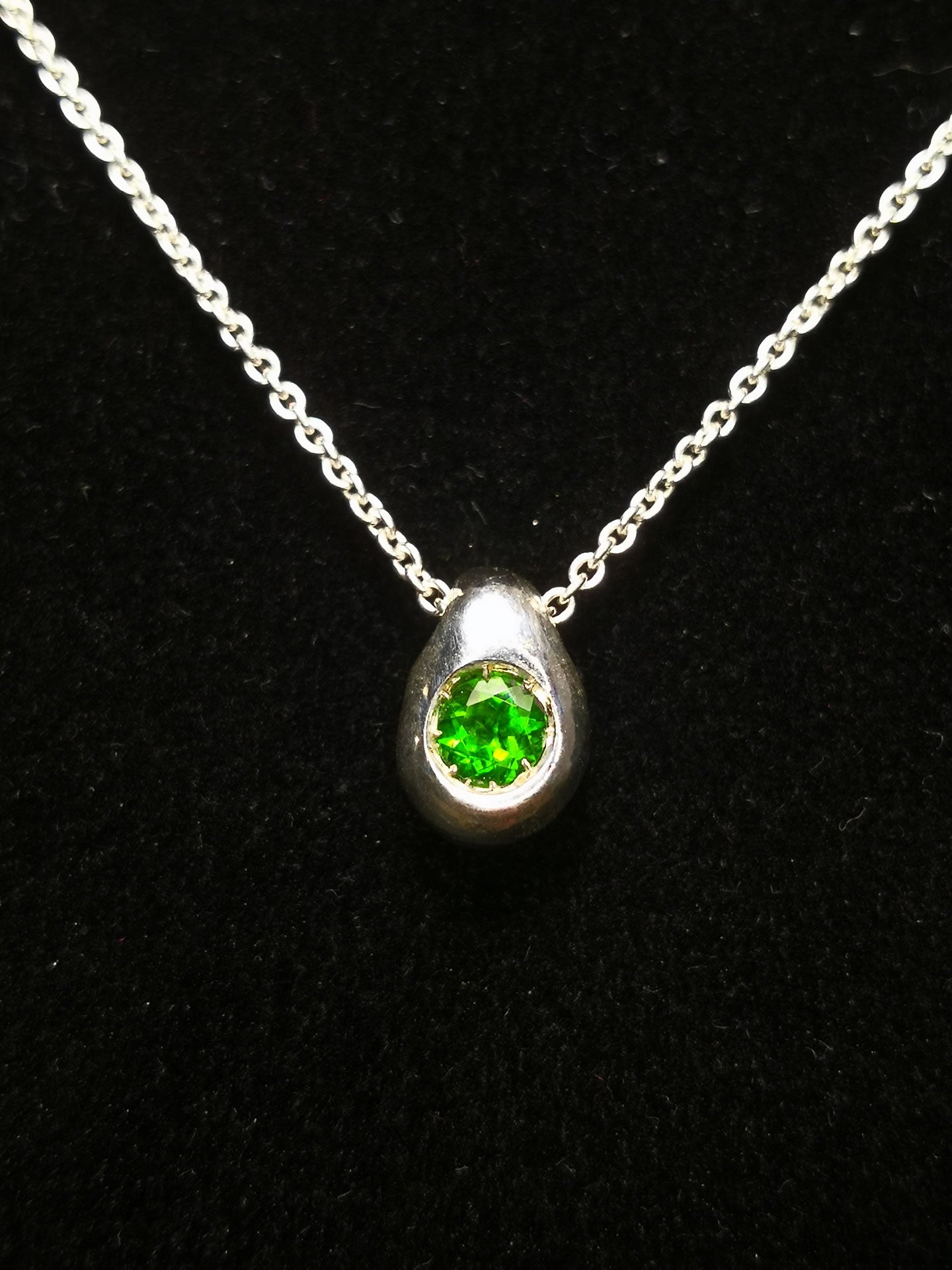 Ciottolo in Argento con Diopside Tondo