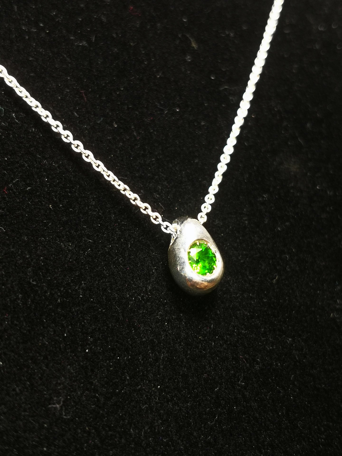 Ciottolo in Argento con Diopside Tondo
