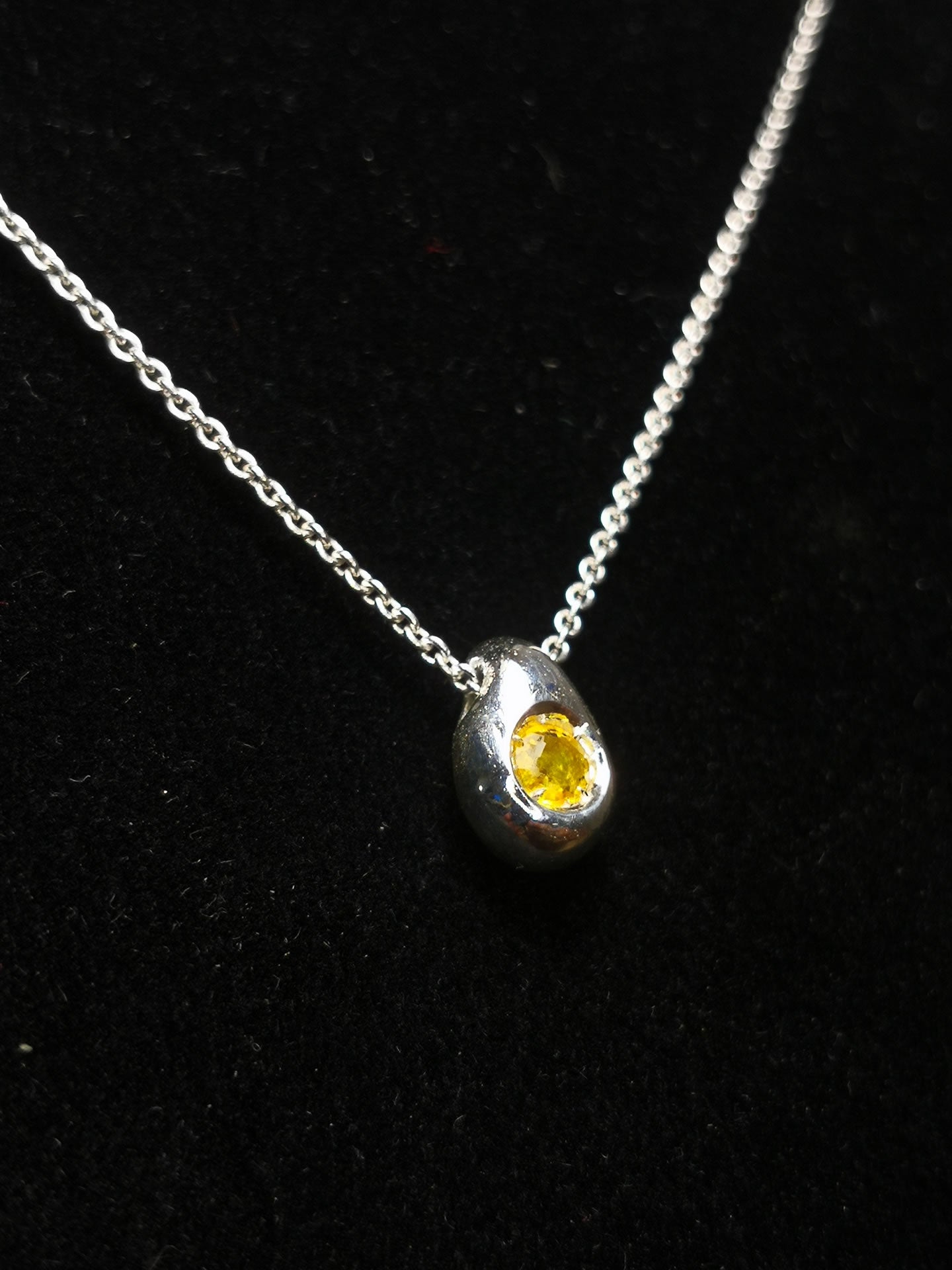 Ciottolo in Argento con Zaffiro Giallo Tondo